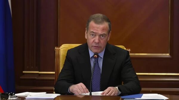 Соли гузашта беш аз 422,7 ҳазор нафар барои хидмат дар Қувваҳои Мусаллаҳи Русия шартнома бастанд, - Медведев - Sputnik Тоҷикистон