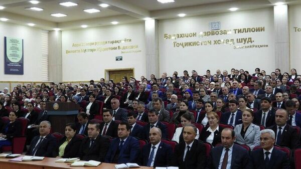 Раиси ВМКБ ба кормандони маориф ва профессорони ДДХ ба номи академик Моёншо Назаршоев вазифаи муҳим супорид - Sputnik Тоҷикистон