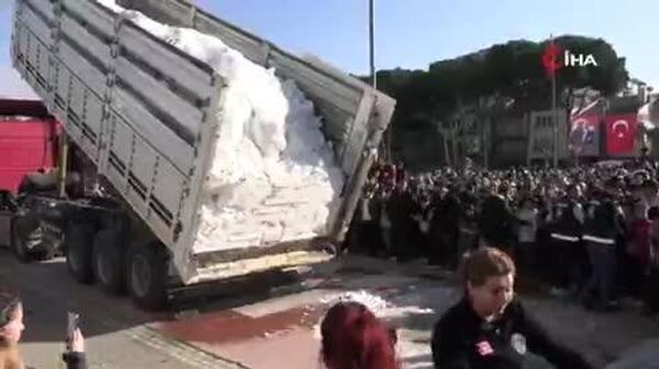 Пока одни регионы утопают в метелях, другим снег привозят на самосвалах: детей в Герменджике порадовали необычным способом - Sputnik Таджикистан