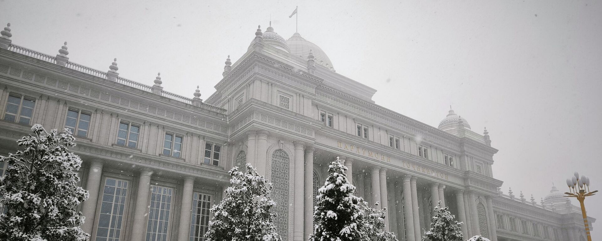 Снег в Душанбе - Sputnik Таджикистан, 1920, 17.01.2026