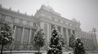 Парламент Таджикистана в снегу в Душанбе