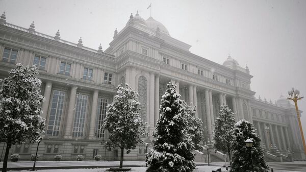 Парламент Таджикистана в снегу в Душанбе - Sputnik Тоҷикистон