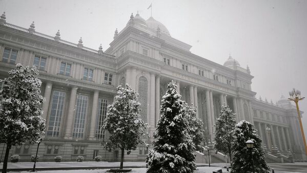 Биноҳои пойтахт ба тумани сафед табдил ёфтанд.  - Sputnik Тоҷикистон