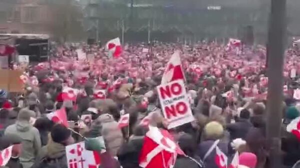 Даст бардор: Дар Дания эътирозҳои оммавӣ алайҳи ИМА баргузор шуданд - Sputnik Тоҷикистон