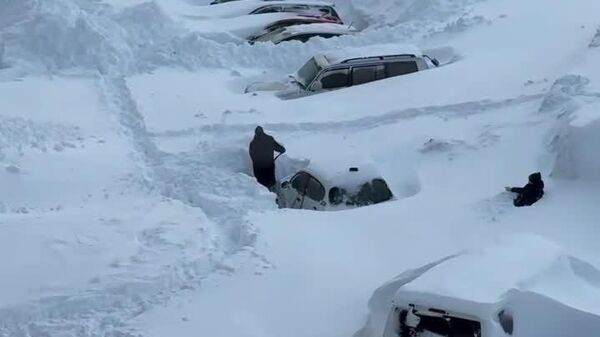 Сокинони Камчатка дар шабакаҳои иҷтимоӣ видеоҳоеро нашр мекунанд, ки миқдори бесобиқаи бориши барфро дар моҳи январ нишон медиҳанд - Sputnik Тоҷикистон