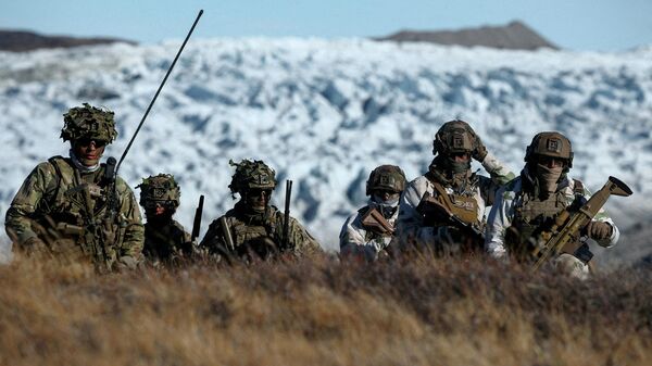 Датские войска отрабатывают поиск потенциальных угроз во время военных учений в Кангерлуссуаке, Гренландия, 17 сентября 2025 года. - Sputnik Таджикистан