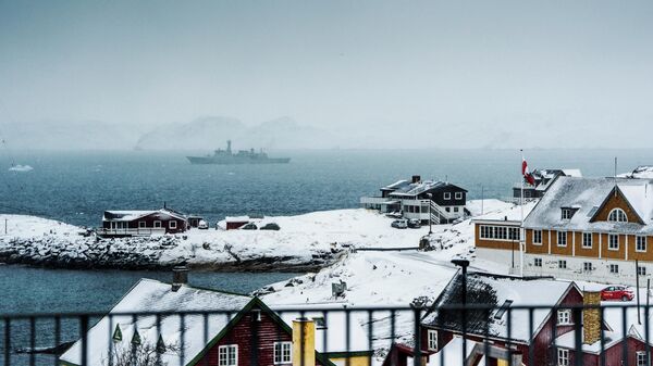 Датский военно-морской корабль HDMS Vaedderen отплывает от берегов Нуука, Гренландия, 18 января 2026 года.  - Sputnik Тоҷикистон