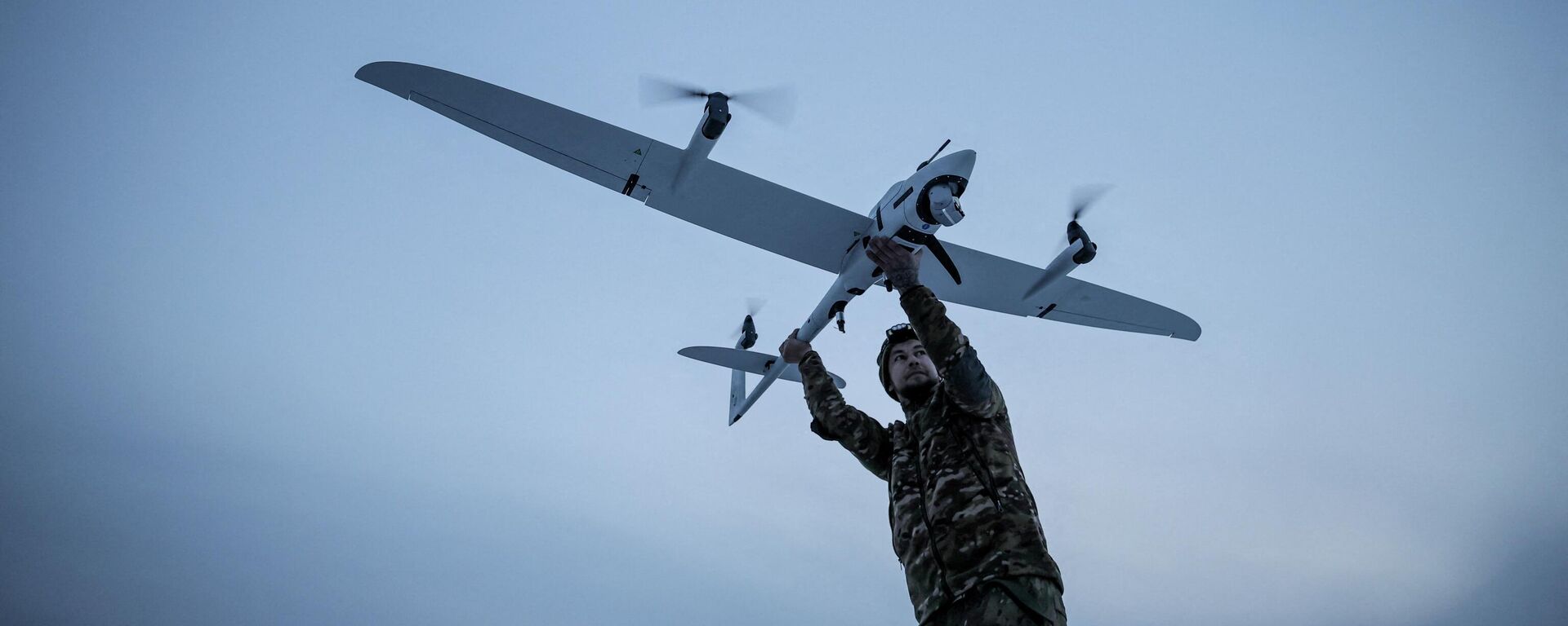 Военнослужащий 24-й механизированной бригады Вооруженных сил Украины запускает дрон в Донецкой области, 5 января 2026 года.  - Sputnik Тоҷикистон, 1920, 19.01.2026