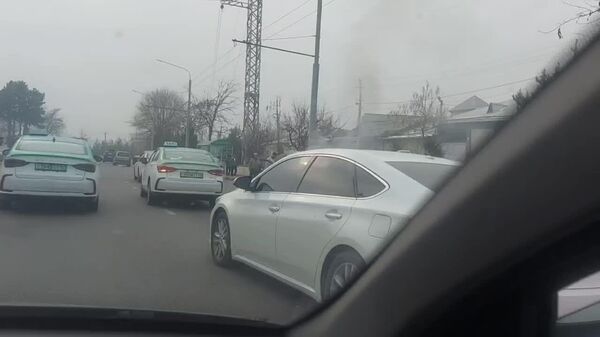 Дар Душанбе мошин оташ гирифт: наворҳо дуди мошинро нишон медиҳанд, аммо сабаби сӯхтор номаълум аст - Sputnik Тоҷикистон