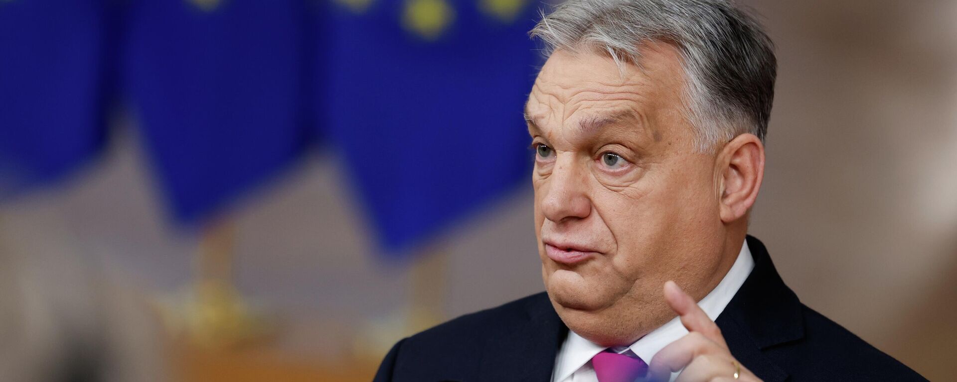 Премьер-министр Венгрии Виктор Орбан беседует с представителями СМИ на саммите ЕС в Брюссель в четверг, 18 декабря 2025 года. - Sputnik Таджикистан, 1920, 19.01.2026