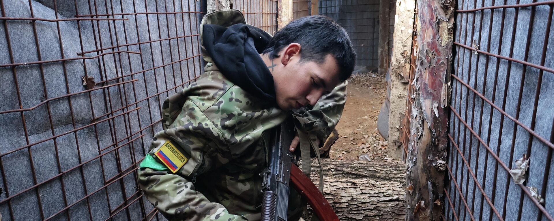 Колумбийский наемник проверяет свою штурмовую винтовку в Запорожской области на Украине. - Sputnik Тоҷикистон, 1920, 12.02.2026