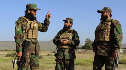 Афганские военнослужащие охраняют границу в районе Зазай-Майдан провинции Хост, Афганистан, в воскресенье, 12 октября 2025 года.