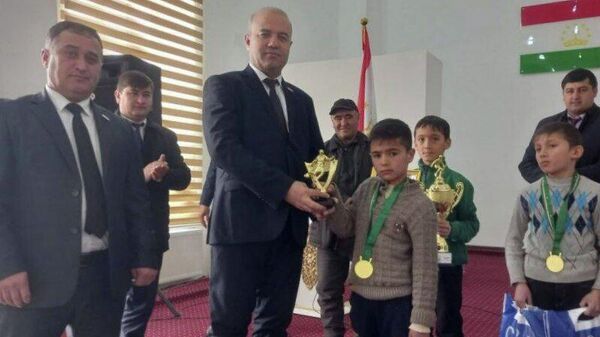 Возраст не помеха: команда Лахша заняла первое место в турнире детско-юношеской футбольной лиги Таджикистана - Sputnik Таджикистан