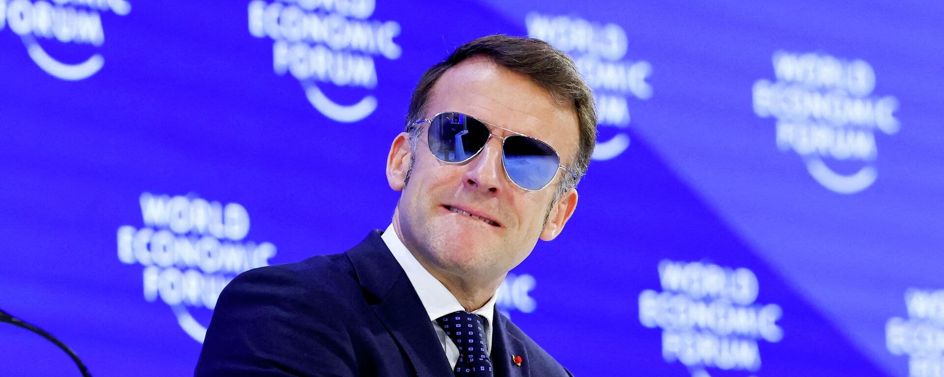 Президент Франции Эммануэль Макрон в солнцезащитных очках на 56-й ежегодной встрече Всемирного экономического форума (ВЭФ) в Давосе, Швейцария, 20 января 2026 года. - Sputnik Таджикистан, 1920, 22.01.2026