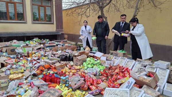Оби ширини газдор ба ҷӯйбор рафт: Дар Кӯлоб ғизои хатардорро аз муомилот бароварданд - Sputnik Тоҷикистон