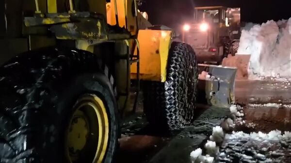 Сход 23 лавин перекрыл трассу Душанбе-Чанак - Sputnik Таджикистан