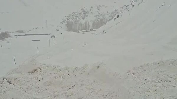 Масштабы схода лавины на трассе Душанбе - Чанак показала компания IRS - Sputnik Таджикистан
