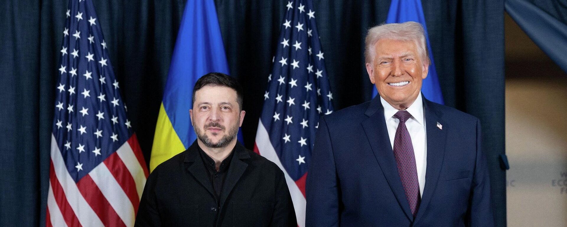 Владимир Зеленский и президент США Дональд Трамп позируют во время встречи на полях 56-го ежегодного Всемирного экономического форума (ВЭФ) в Давосе, Швейцария, 22 января 2026 года. Владимир Зеленский и президент США Дональд Трамп позируют во время встречи на полях 56-го ежегодного Всемирного экономического форума (ВЭФ) в Давосе, Швейцария, 22 января 2026 года. - Sputnik Таджикистан, 1920, 22.01.2026