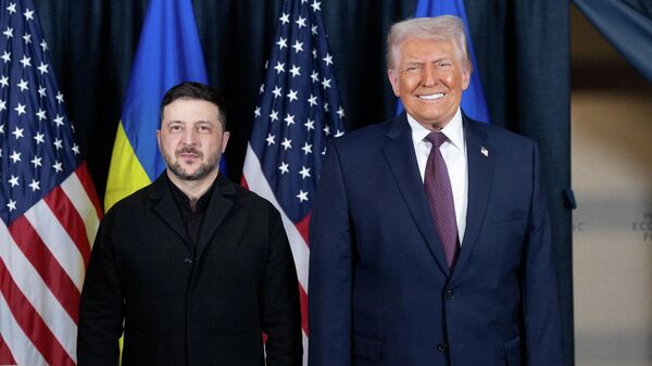 Владимир Зеленский и президент США Дональд Трамп позируют во время встречи на полях 56-го ежегодного Всемирного экономического форума (ВЭФ) в Давосе, Швейцария, 22 января 2026 года.  - Sputnik Тоҷикистон