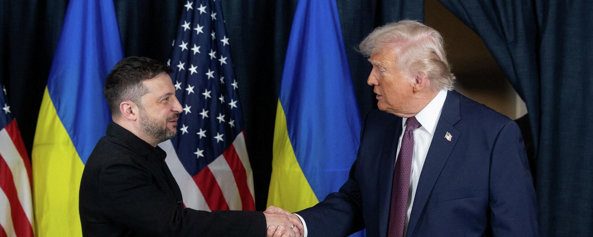 Владимир Зеленский и президент США Дональд Трамп во время встречи на полях 56-го ежегодного Всемирного экономического форума (ВЭФ) в Давосе - Sputnik Тоҷикистон, 1920, 23.01.2026