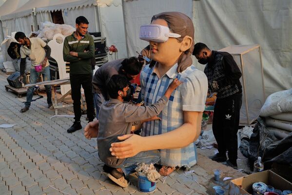 Художники готовят инсталляцию Министерства образования, на которой изображен ученик в VR-гарнитуре, во время предварительного показа для СМИ парада в честь Дня Республики в Нью-Дели, Индия. - Sputnik Таджикистан