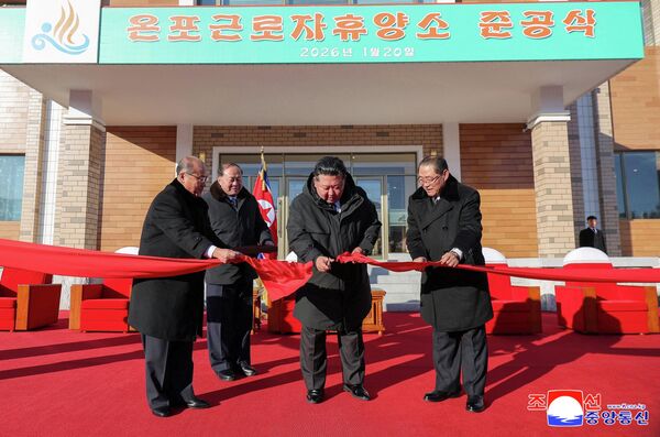 Ким Чен Ин, раҳбари Кореяи Шимолӣ, дар маросими ифтитоҳи маркази фароғатии коргарони Онпо дар шаҳри Кёнсонг, музофоти Ҳамгёнги Шимолӣ, ширкат мекунад. - Sputnik Тоҷикистон