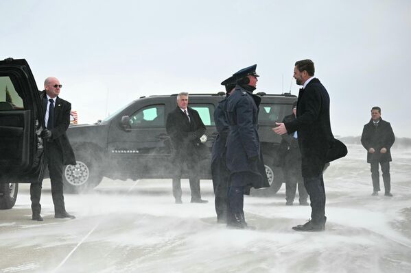 Ноиби президент Ҷ.Д. Вэнс ҳангоми расидан дар фурудгоҳи байналмилалии Миннеаполис-Сент-Пол, Миннесота, истиқбол гирифта мешавад. - Sputnik Тоҷикистон