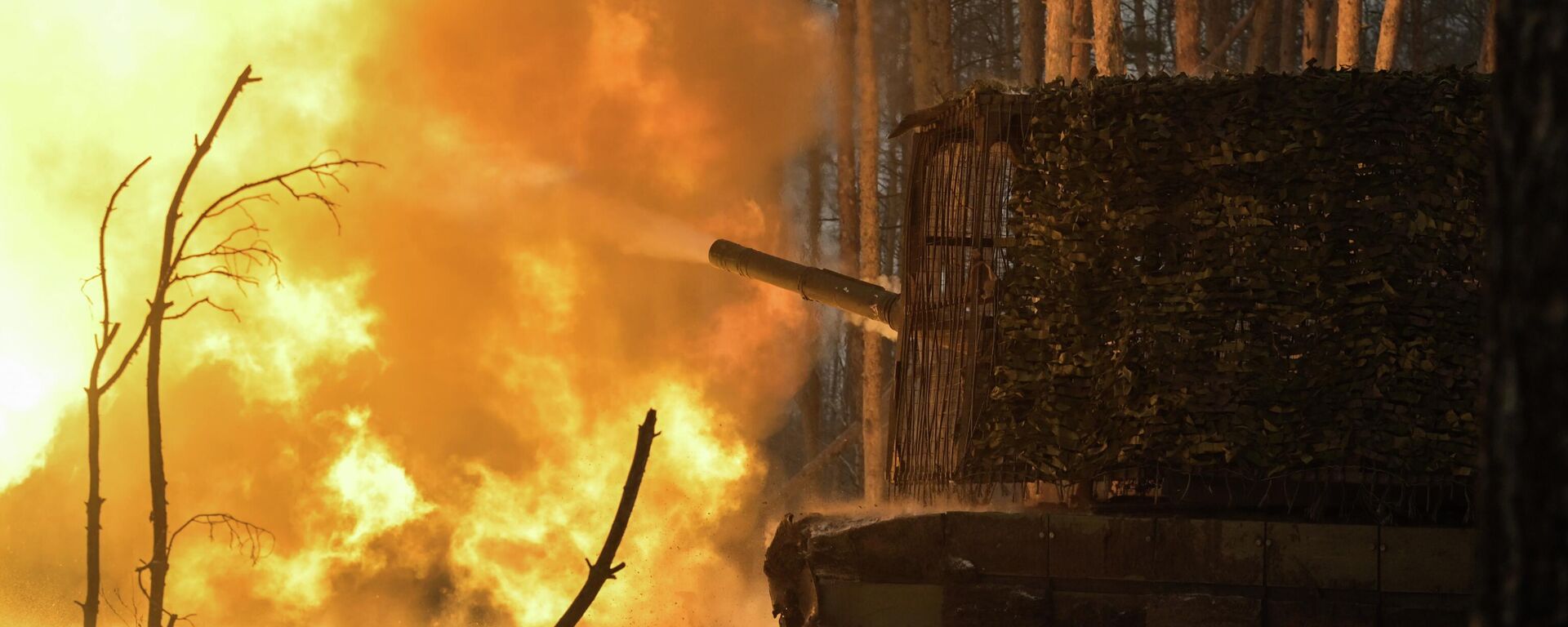 Боевая работа танкистов группировки войск Запад в ЛНР - Sputnik Тоҷикистон, 1920, 30.01.2026