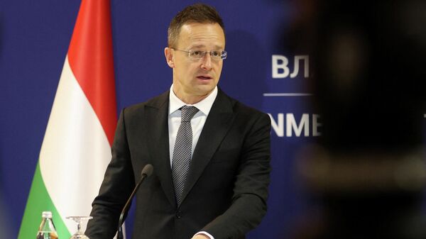 Министр иностранных дел Венгрии Петер Сийярто выступает на пресс-конференции в Белграде, Сербия, 15 января 2026 года. - Sputnik Тоҷикистон