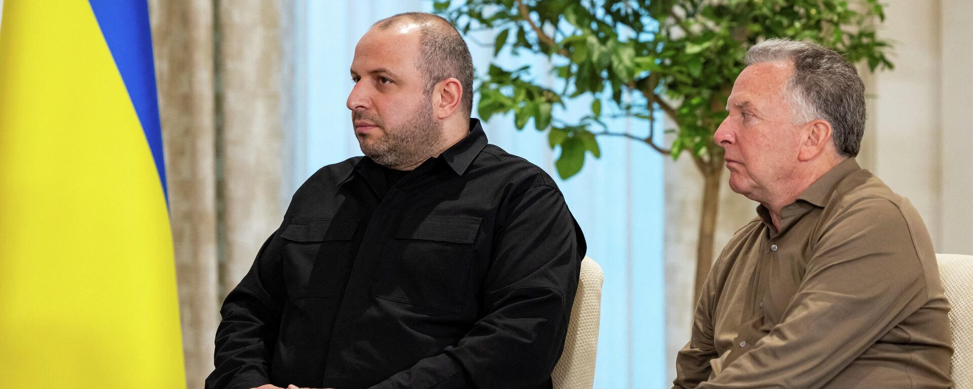 Секретарь Совета национальной безопасности и обороны Украины Рустем Умеров и специальный посланник США Стив Виткофф во время трехсторонних переговоров между США, Россией и Украиной в ОАЭ.  - Sputnik Тоҷикистон, 1920, 27.01.2026