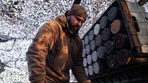 Военнослужащие 93-й отдельной механизированной бригады ВСУ загружают ракету в реактивную систему залпового огня БМ-21 Град вблизи прифронтового города Дружковка - Sputnik Тоҷикистон