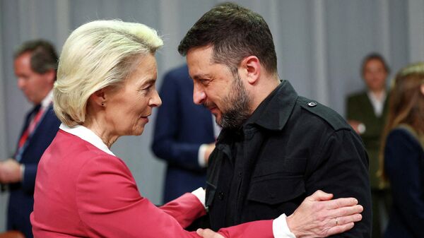 Председатель Европейской комиссии Урсула фон дер Ляйен и Владимир Зеленский на саммите Европейского политического сообщества в Копенгагене - Sputnik Таджикистан
