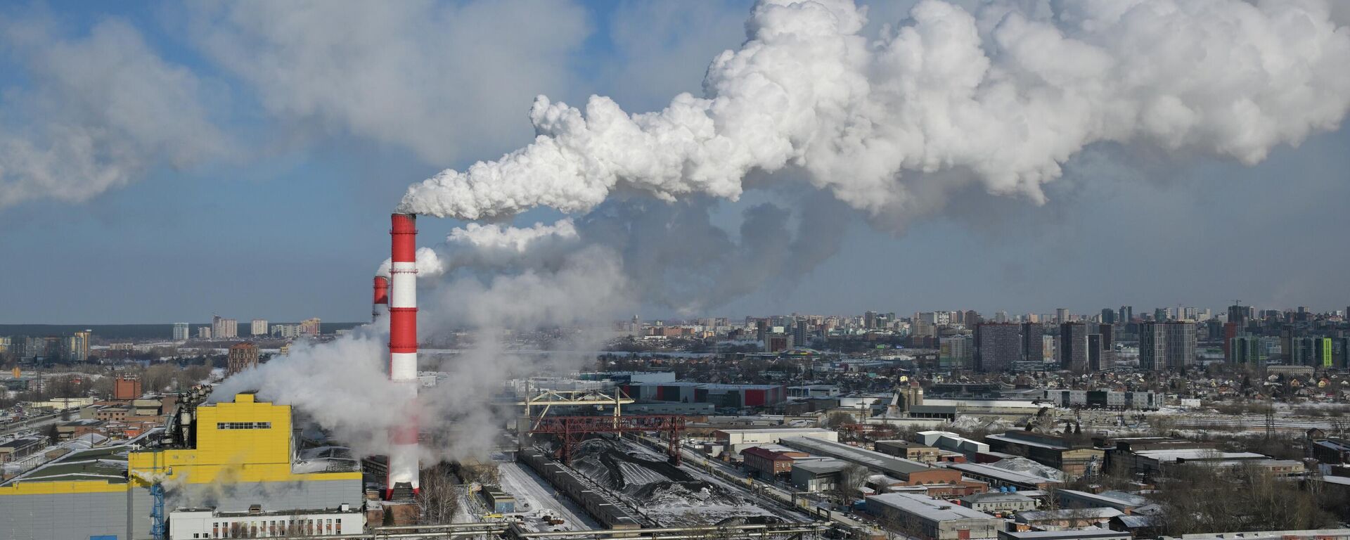Трубы ТЭЦ-2 Сибирской генерирующей корпорации (СГК) в Новосибирске.  - Sputnik Таджикистан, 1920, 27.01.2026