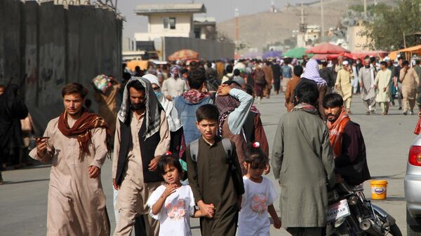 Люди возле международного аэропорта имени Хамида Карзая в Кабуле. - Sputnik Таджикистан