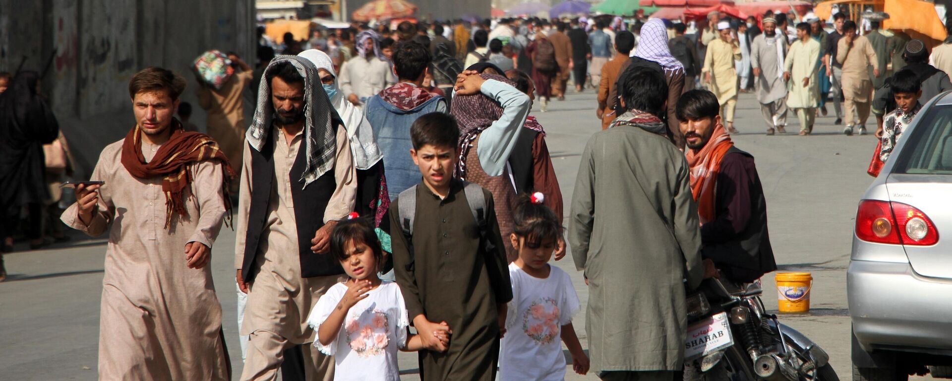 Люди возле международного аэропорта имени Хамида Карзая в Кабуле. - Sputnik Таджикистан, 1920, 28.01.2026