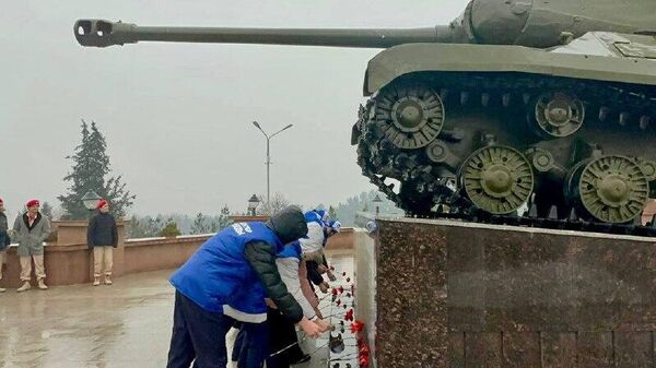 Школьники почтили память защитников Ленинграда и Сталинграда в Душанбе - Sputnik Таджикистан