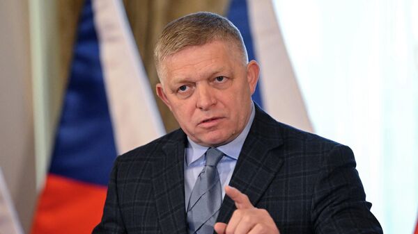 Премьер-министр Словакии Роберт Фицо на пресс-конференции в Братиславе, Словакия, 8 января 2026 года.  - Sputnik Тоҷикистон