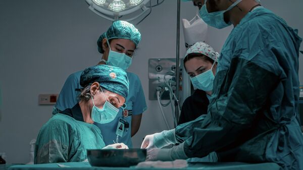 Врачи в операционной - Sputnik Таджикистан