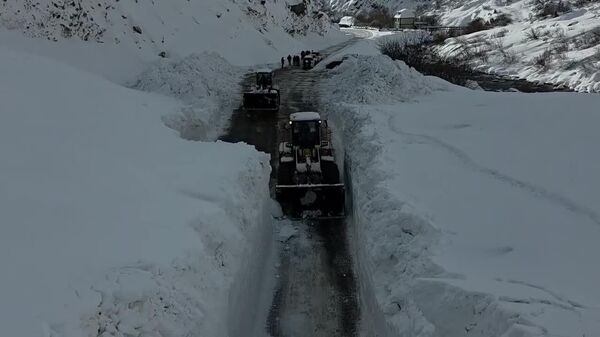 Трассу Душанбе-Чанак снова перекрыли из-за лавины, сообщает обслуживающая компания IRS - Sputnik Таджикистан