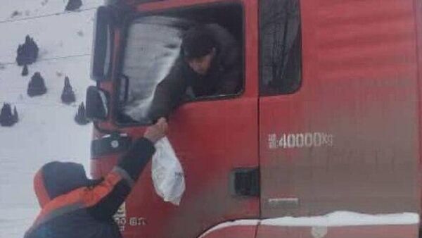 Сотрудники IRS раздают еду водителям и пассажирам, застрявшим на трассе Душанбе - Чанак из-за лавины, сообщили в дорожной компании - Sputnik Таджикистан