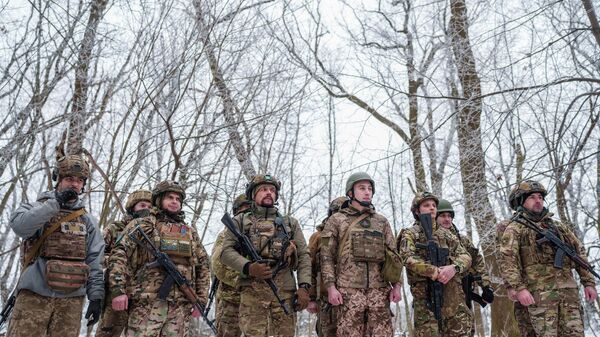 Новобранцы 28-й отдельной механизированной бригады Вооруженных сил Украины присутствуют на церемонии посвящения вблизи линии фронта в Донецкой области - Sputnik Тоҷикистон