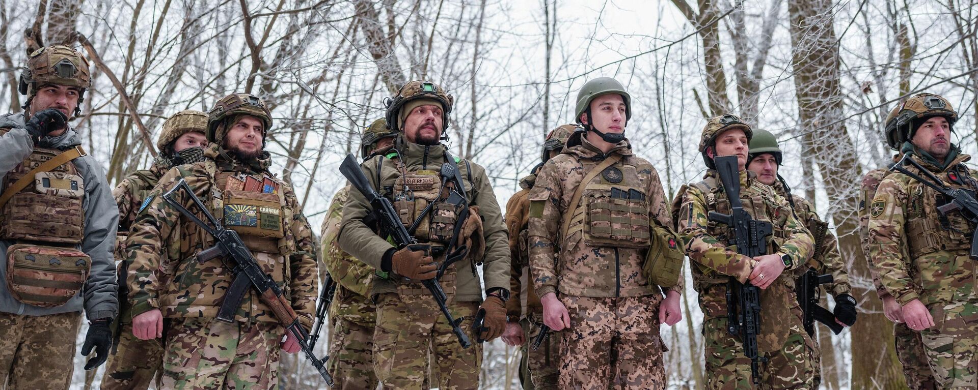 Новобранцы 28-й отдельной механизированной бригады Вооруженных сил Украины присутствуют на церемонии посвящения вблизи линии фронта в Донецкой области - Sputnik Тоҷикистон, 1920, 29.01.2026