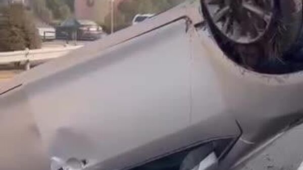 В Душанбе в 46-м микрорайоне произошла авария, в результате которой перевернулся автомобиль - Sputnik Таджикистан