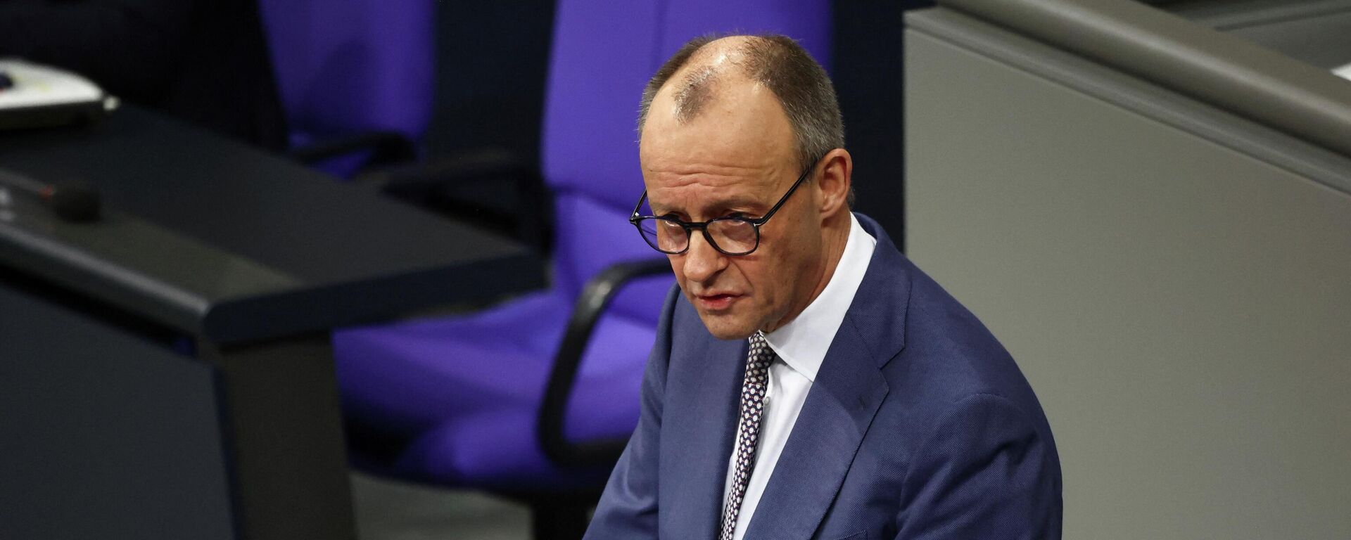 Канцлер Германии Фридрих Мерц выступает с заявлением правительства о внешнеполитической ситуации во время заседания нижней палаты немецкого парламента - Sputnik Тоҷикистон, 1920, 29.01.2026