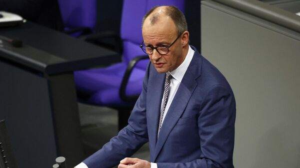 Канцлер Германии Фридрих Мерц выступает с заявлением правительства о внешнеполитической ситуации во время заседания нижней палаты немецкого парламента - Sputnik Тоҷикистон