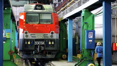 Магистральный грузовой трехсекционный электровоз на участке электровозосборочного цеха Новочеркасского электровозостроительного завода.