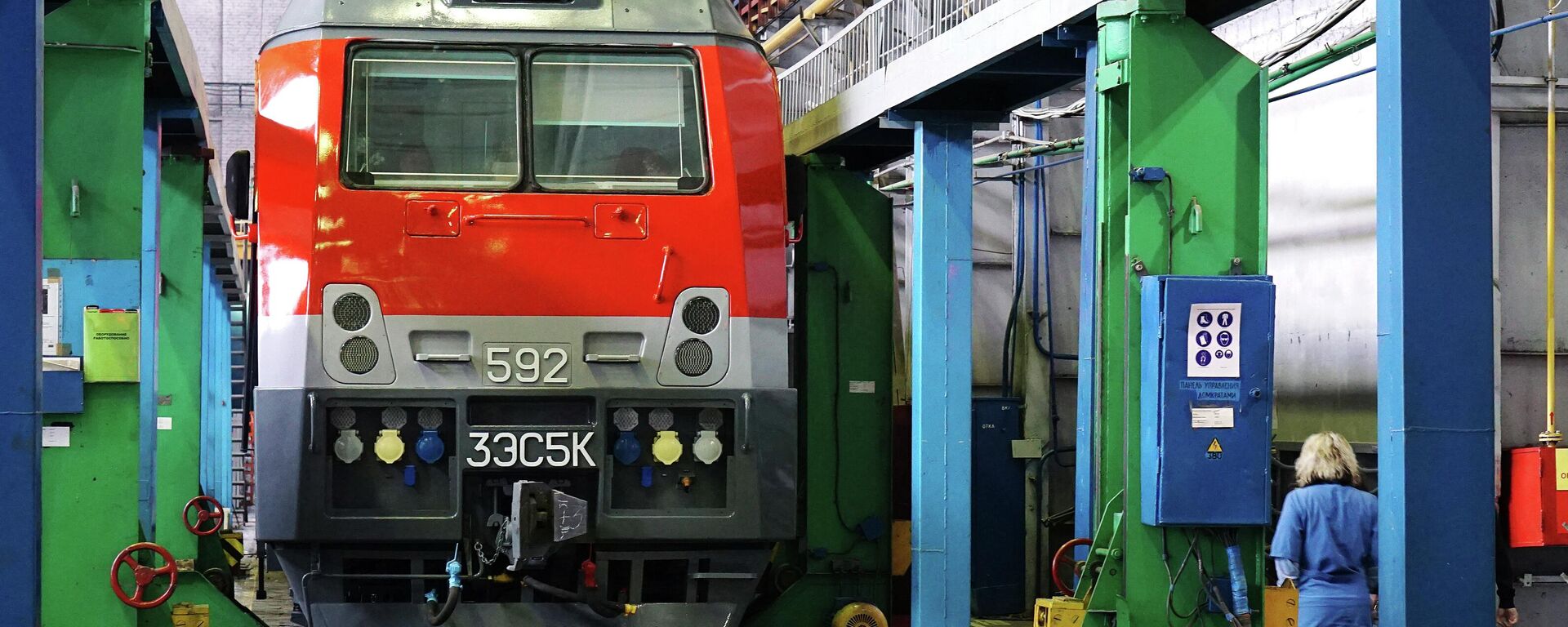 Магистральный грузовой трехсекционный электровоз на участке электровозосборочного цеха Новочеркасского электровозостроительного завода. - Sputnik Тоҷикистон, 1920, 01.02.2026