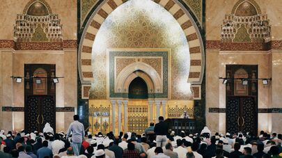 Молитва в мечети.