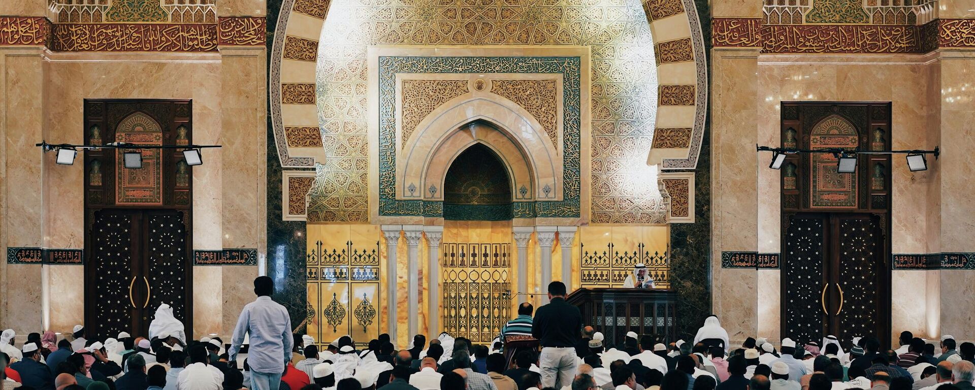 Молитва в мечети. - Sputnik Таджикистан, 1920, 01.02.2026