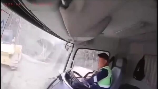 Жертвами схода оползня в Индонезии стали 53 человека - Sputnik Таджикистан